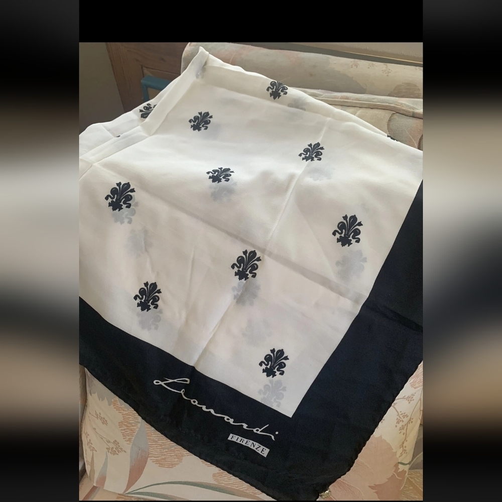 Vintage Leonardi Firenzi Elegant Dark Blue and White Scarf